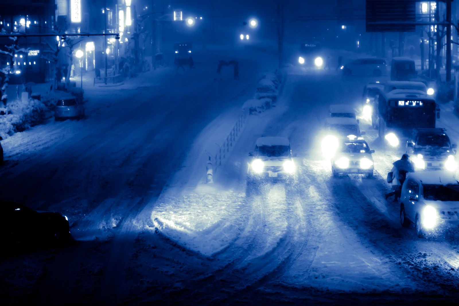 大雪の日に自動車を運転する際の注意点と準備しておく雪害対策グッズ 防災さんと防犯くん